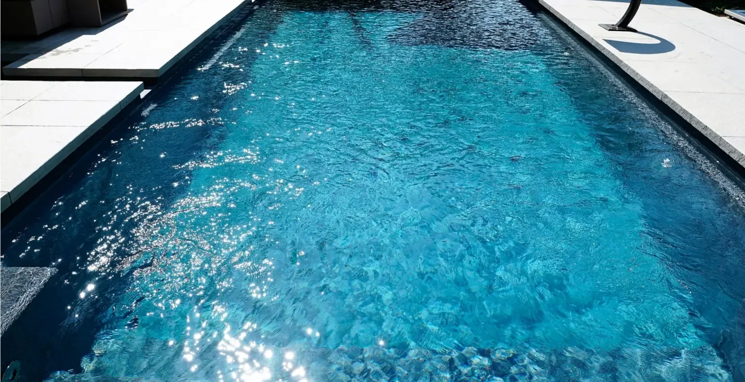 Klares, türkisfarbenes Wasser in einem gepflegten Freibadbecken