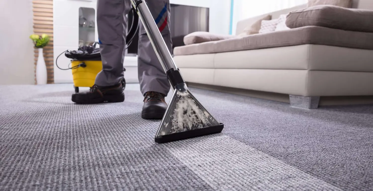 Person Reinigung Teppich mit Staubsauger 